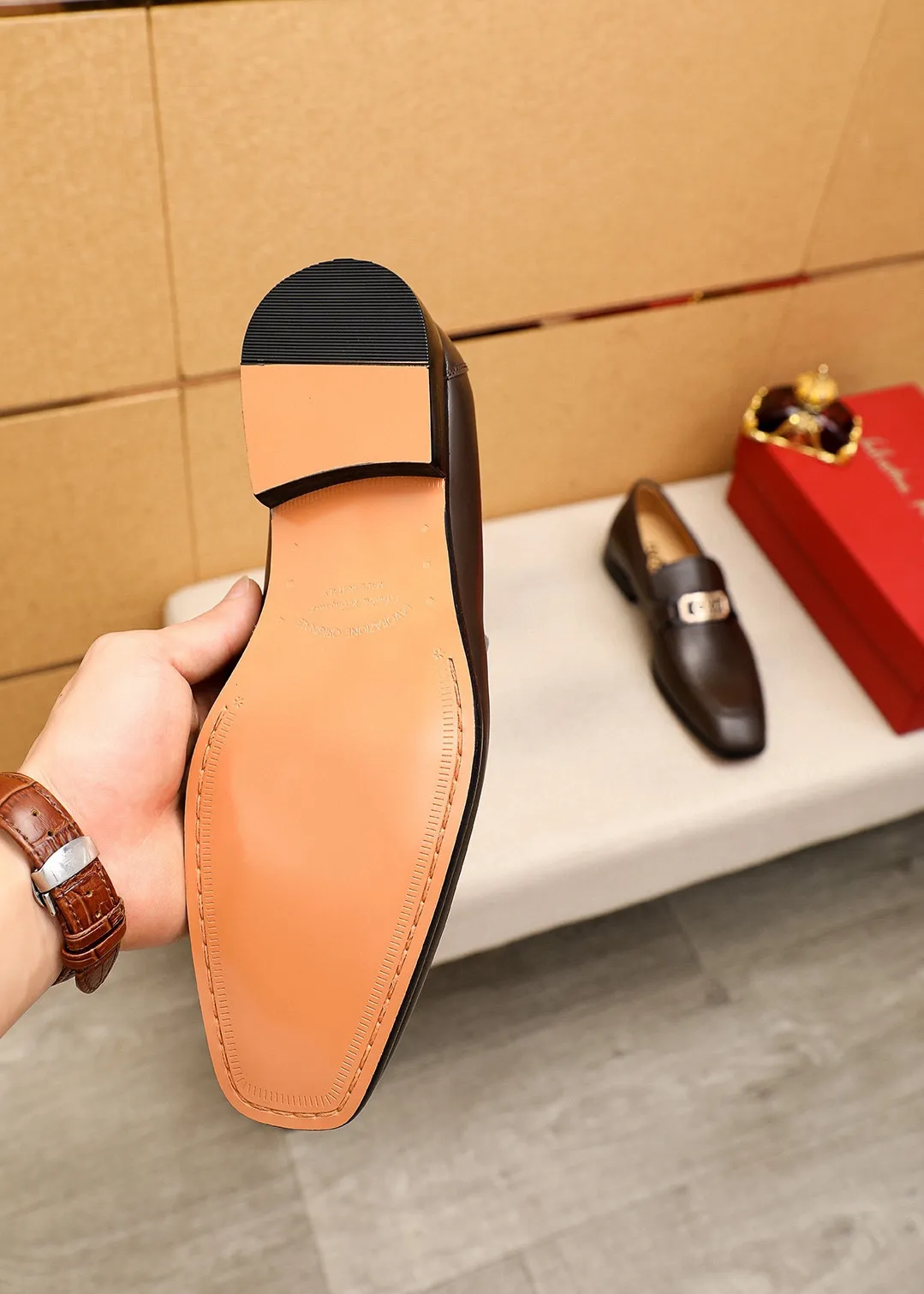 Men's shoes 💰442 💐 Product trademark: Ferragamo "Ferragamo" casual leather shoes Regular size: 38-44 (45.46🉑️customized) Product materials: Selected imported first-layer open-edge beaded cowhide embossed upper + original hardware buckle, imported water-dyed cowhide leather lining. Strong three-dimensional visual effect, combined outsole Color: 2⃣️colors available
